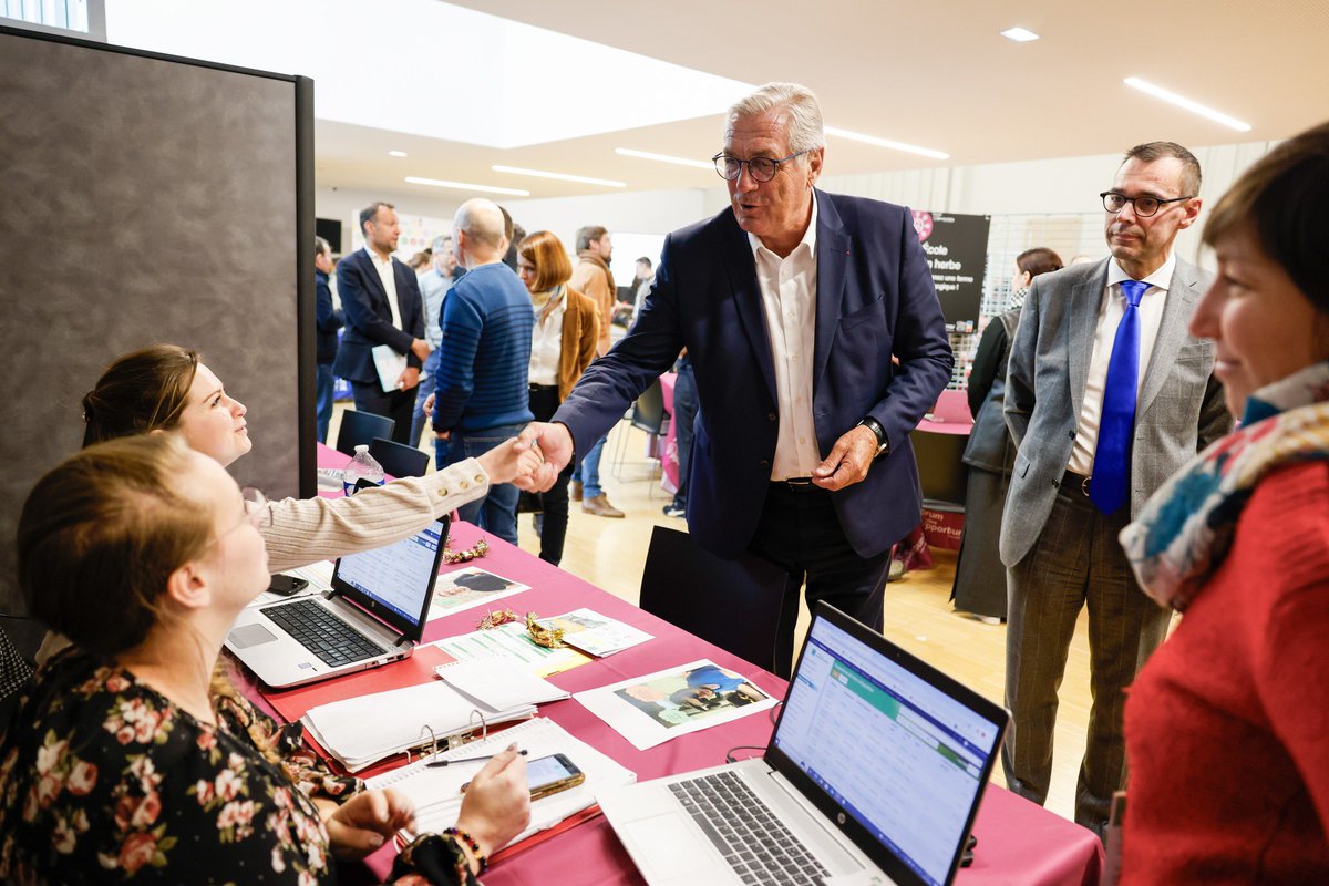Sauvadet's tweet photo. 🚜 2ème Forum de Côte-d’Or Opportunités : le Département aux côtés des #agriculteurs.

➡️ Face aux défis de la souveraineté alimentaire, 43 entreprises et organismes sont réunis pour proposer des solutions au monde agricole afin de diversifier ses activités. https://t.co/ReQ462plPO