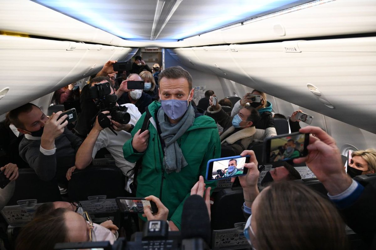 tab_delete's tweet photo. This photo should go down in the annals of history as the picture of true bravery. Navalny chose to go back. He knew what would happen—they’d already tried to poison him twice. But he stood up for what he believed in.

We need more Navalnys in the world and far, far fewer Putins. https://t.co/Dk4VwLnmNG