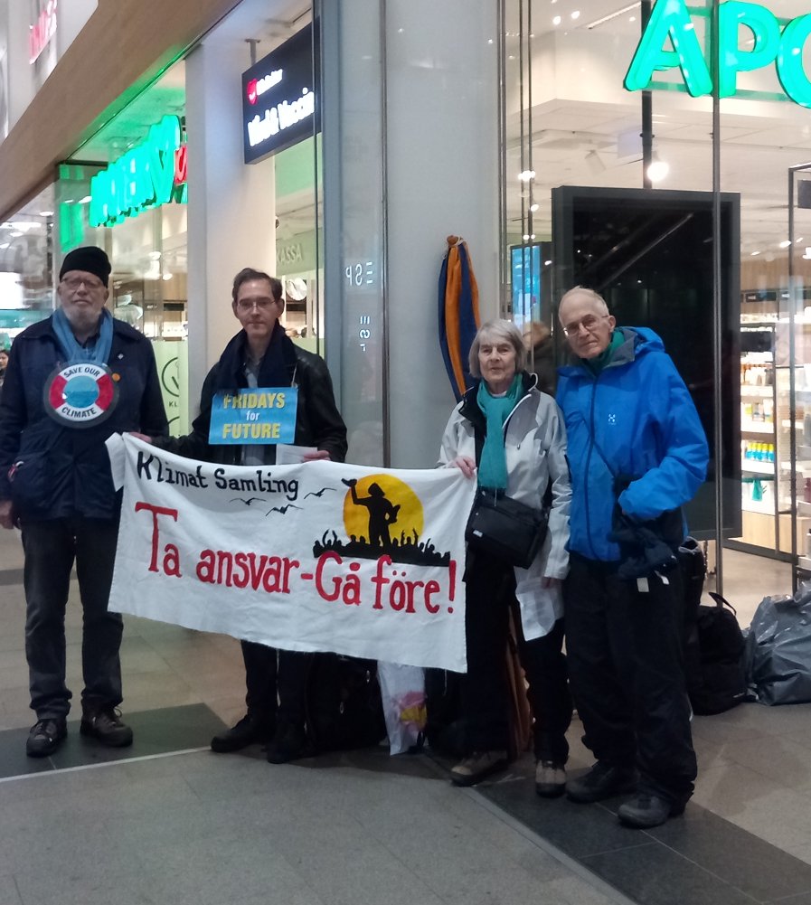 #FridaysForFuture 16 februari i Göteborg. Regnet öste ner så vi flyttade in från Gustaf Adolfs torg till Nordstan. @FFF_goteborg