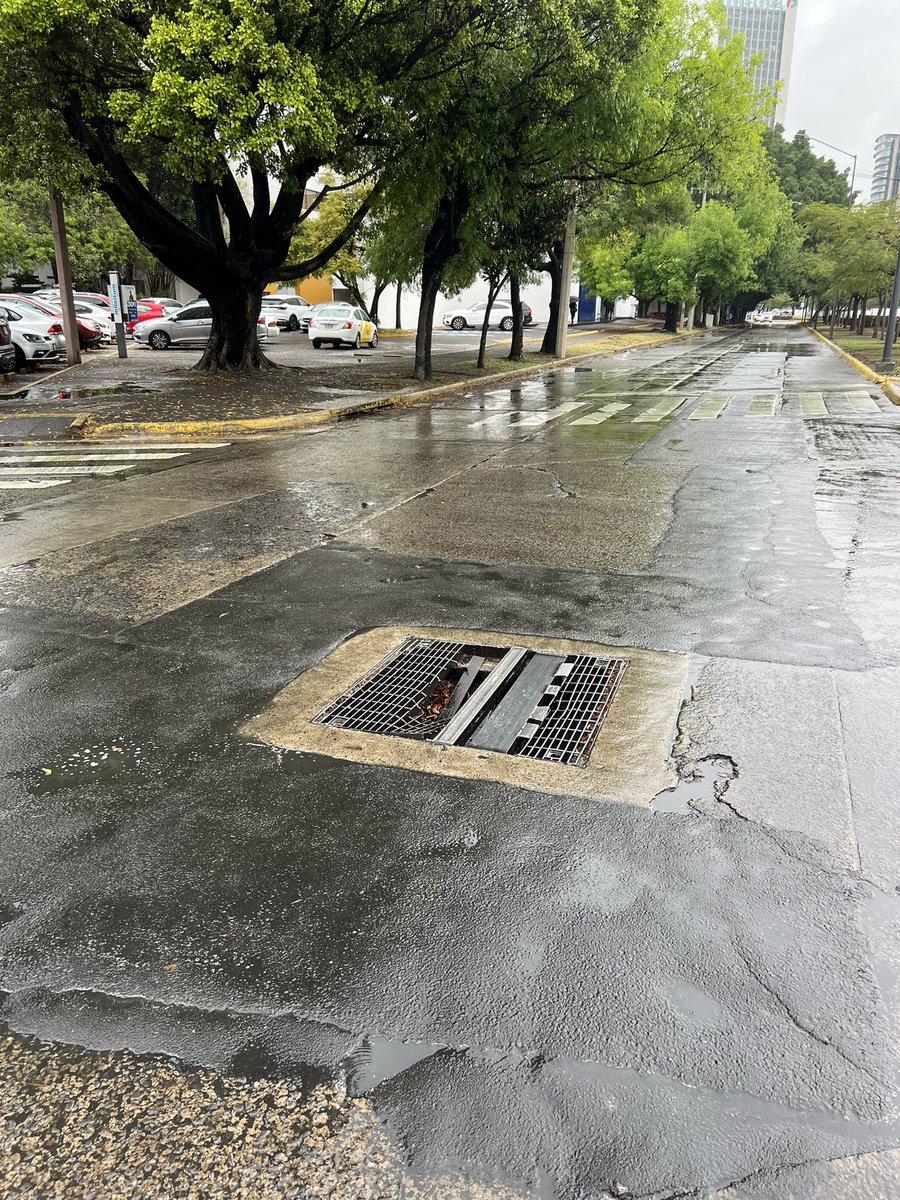 miriamdcast's tweet photo. @Trafico_ZMG reporte de alcantarilla abierta van varios carros ponchados 
-cruces justo sierra y López Mateos a la altura de Pomodoro @GdlMovilidad @GuadalajaraGob https://t.co/czvD1YcdFJ