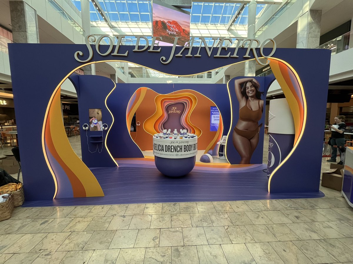 DR_Scullawl's tweet photo. Hi, I haven’t been active at all but here is the latest thing I built (I didn’t paint) and just spent the last 13 hours getting it ready as a 3 day pop up shop at the Scottsdale fashion center. What I’m saying is praise me pretty much. https://t.co/08agjK31QV