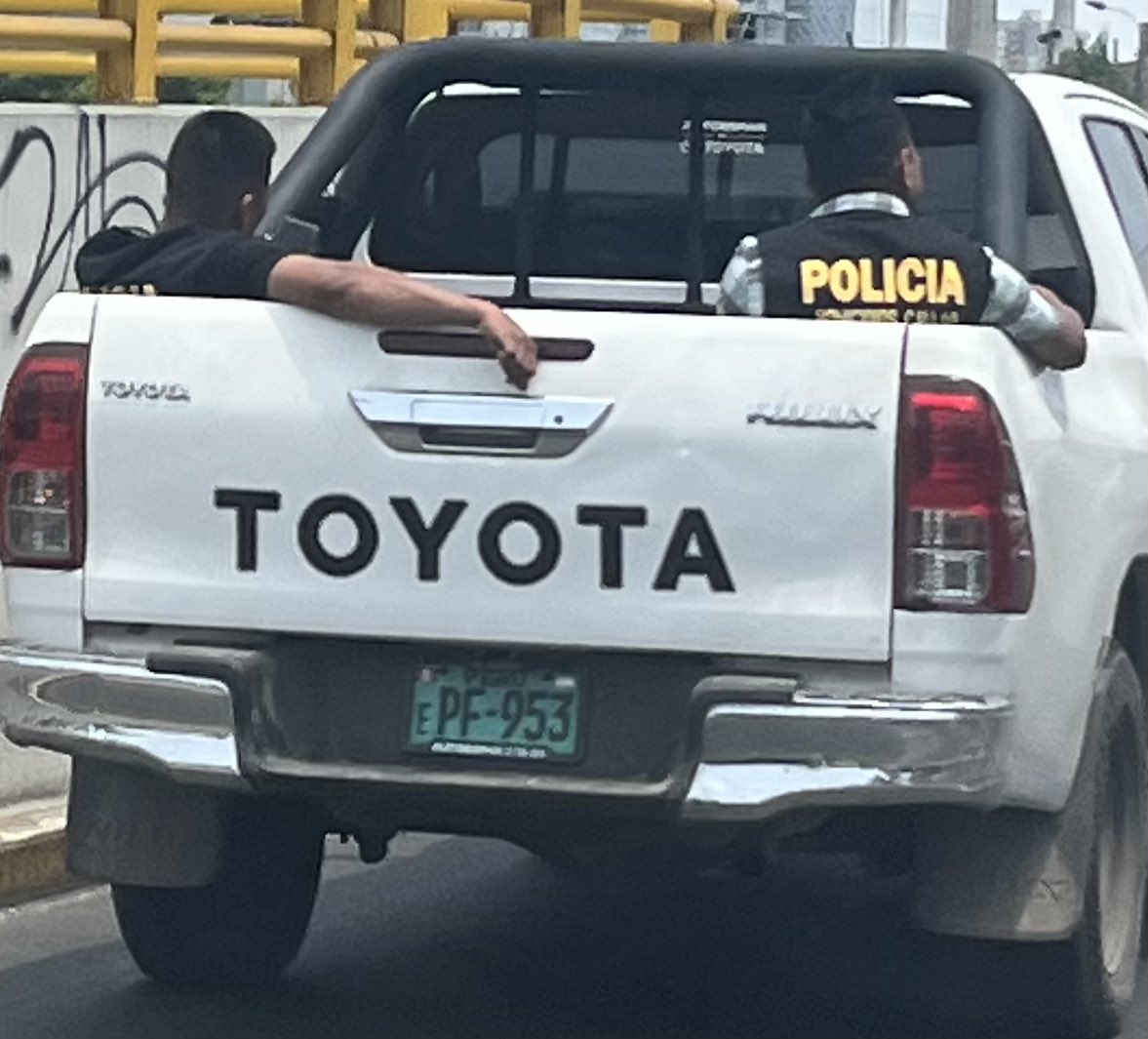 keturevilla's tweet photo. Gran Ejemplo de la PNP entrando a la vía expresa @PoliciaPeru @BestiasAlVolant https://t.co/yQ3gWbk4f1