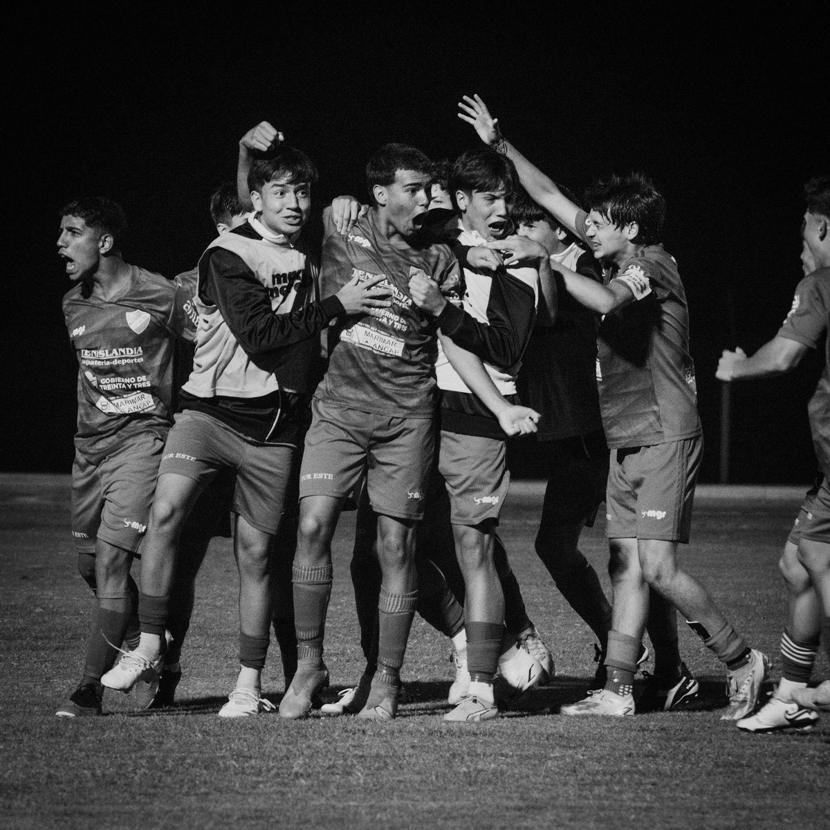 INJUSTICIA.

Es lamentable que el trabajo duro y el esfuerzo de estos gurises hayan sido pasados por alto.

Solicitamos una revisión exhaustiva del caso, donde se considere detenidamente nuestra posición y se tome en cuenta el comportamiento de la otra selección involucrada.