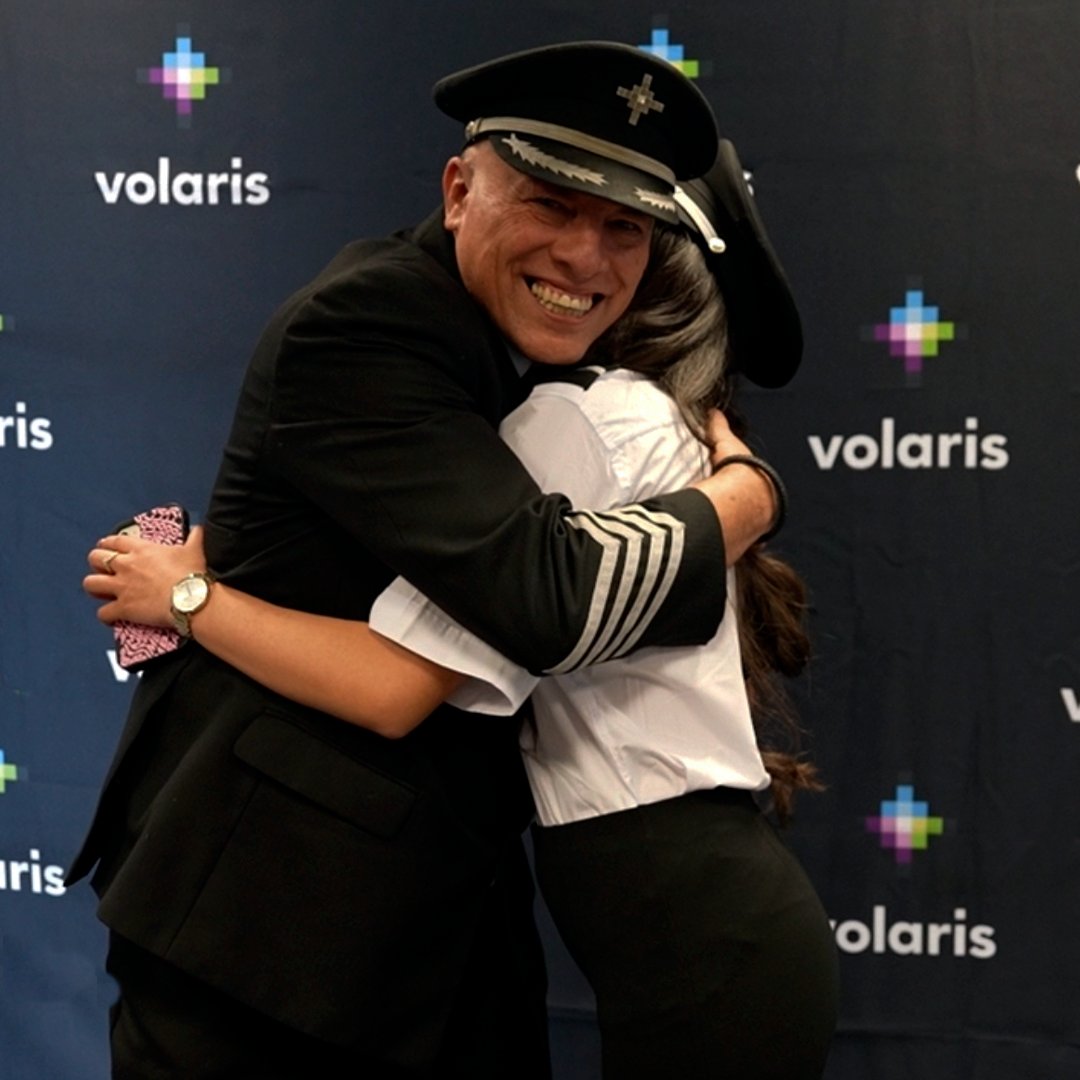 viajaVolaris's tweet photo. Nosotros también estamos orgullosos de verlos abrir las alas.💜✈️

10 futuros pilotos iniciarán su capacitación para formar parte de la Familia Volaris.  🧑‍✈️👨‍✈️ https://t.co/00VRlPlLor