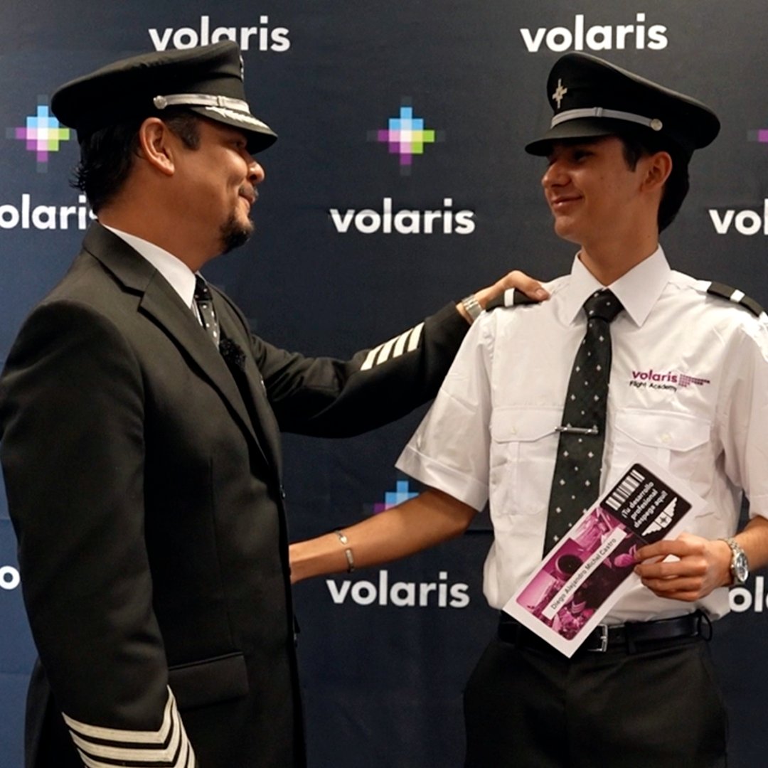 viajaVolaris's tweet photo. Nosotros también estamos orgullosos de verlos abrir las alas.💜✈️

10 futuros pilotos iniciarán su capacitación para formar parte de la Familia Volaris.  🧑‍✈️👨‍✈️ https://t.co/00VRlPlLor