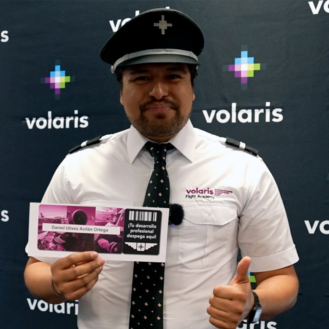 viajaVolaris's tweet photo. Nosotros también estamos orgullosos de verlos abrir las alas.💜✈️

10 futuros pilotos iniciarán su capacitación para formar parte de la Familia Volaris.  🧑‍✈️👨‍✈️ https://t.co/00VRlPlLor