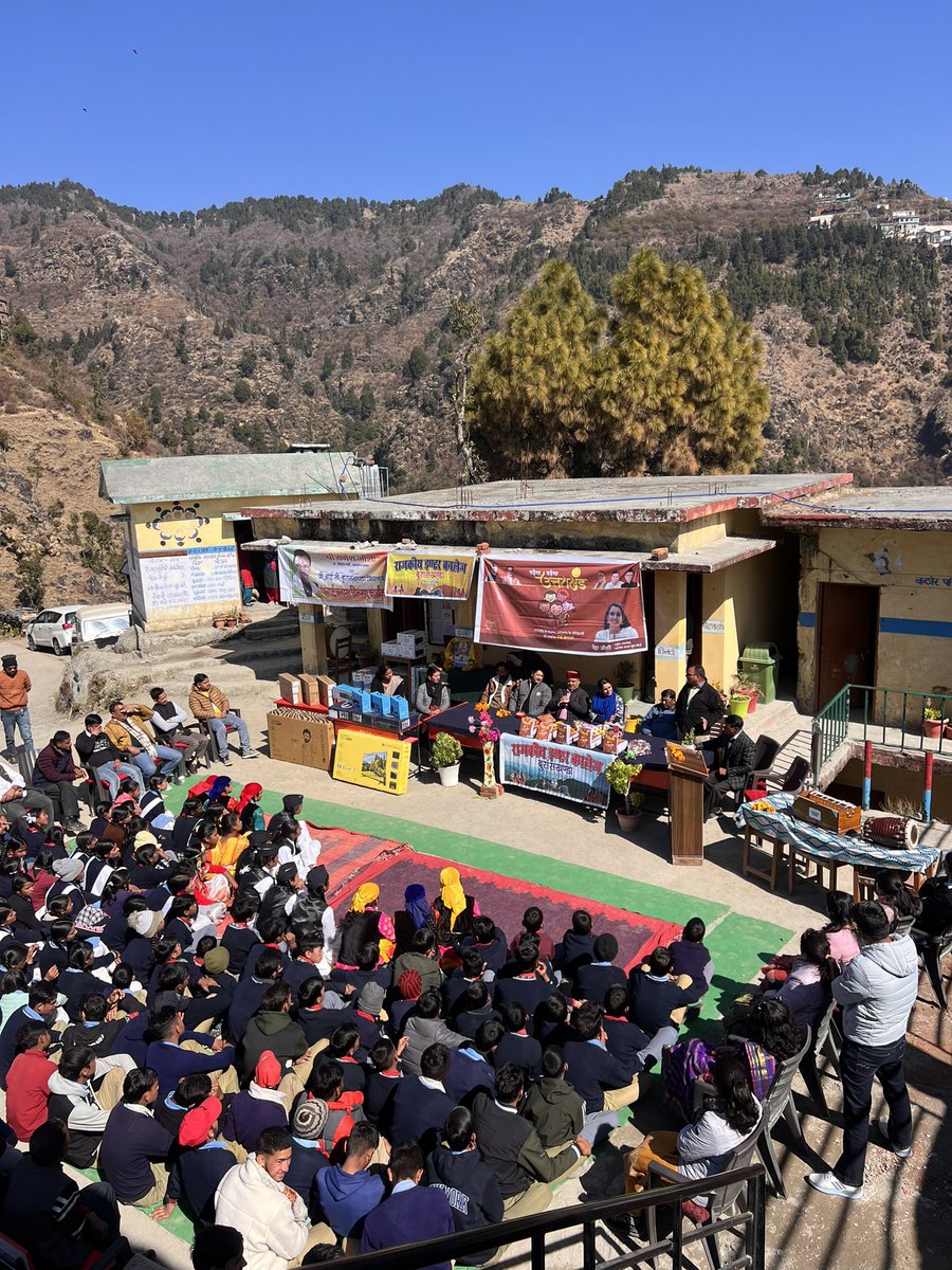 The_NehaJoshi's tweet photo. बुरांसखंडा के राजकीय इंटर कॉलेज में 'उत्तराखंड 
फर्स्ट अभियान' के तहत स्मार्ट क्लास के लिए डिजिटल उपकरण तथा विद्यार्थियों को नोटबुक भेंट की।

इस दौरान केंद्र व राज्य सरकार की विभिन्न छात्रहित की योजनाओं की जानकारी विद्यार्थियों एवं उनके अभिभावकों को दी। https://t.co/CuvAqFiNNw