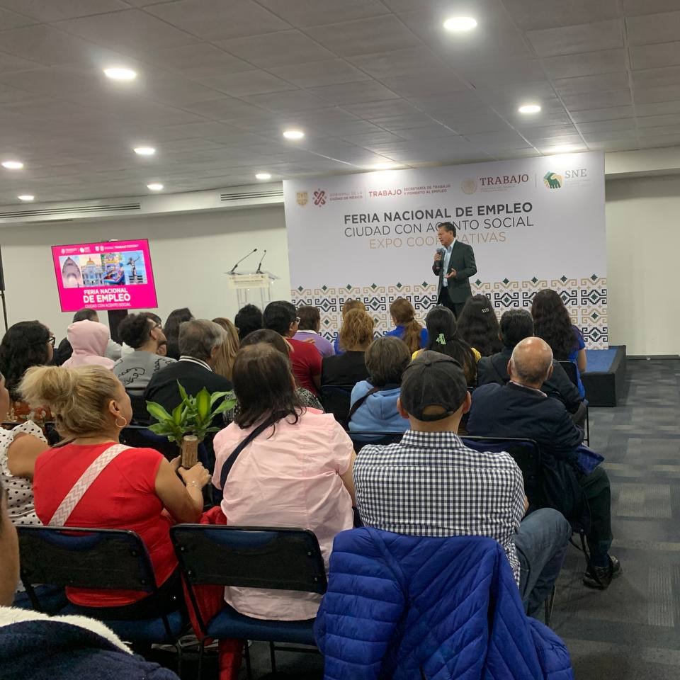Luis_diazdeleon's tweet photo. #ExpoCooperativas
Se llevó a cabo la ponencia de Leobardo Vega Téllez, quien es titular del departamento de relaciones institucionales, con más de treinta años trabajando en la Cooperativa Cruz Azul.
#TrabajoEnLaCiudad #GobiernoConAcentoSocial @GobCDMX @TrabajoCDMX @SneCdmx @CCLCDMX @icat_cdmx @CruzAzul