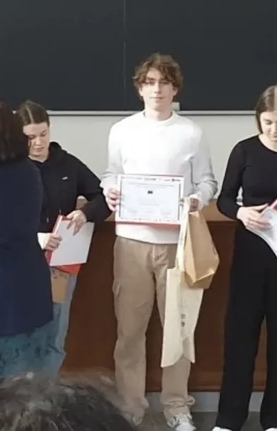 European Olympiad of Experimental Science 2024 : Yannis, élève de terminale Highbac, avait tenté ce concours l'année dernière. Cette fois, il arrive dans les 12 premiers sélectionnés en Physique sur 400 participants. Félicitations!!!