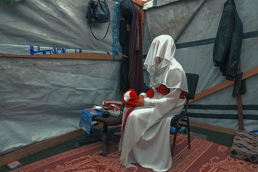 OnlinePalEng's tweet photo. Wedding Amidst Bombing 

Albeit enduring the tough conditions of displacement, a Palestinian couple decided to begin a new journey together, sparking the lights of happiness among other displaced families. https://t.co/jjlu9KgW6q
