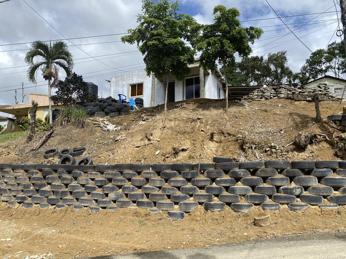 PedepeEspaillat's tweet image. Explorando la creatividad local en Espaillat. 🌍 ¿Te has topado con este muro de contención único? 🏡 ¡Cuéntanos en qué comunidad lo descubriste y forma parte de esta iniciativa por un desarrollo sostenible! 💡🌿 #ReciclajeCreativo #Espaillat #DescubreInnovando #Pedepe