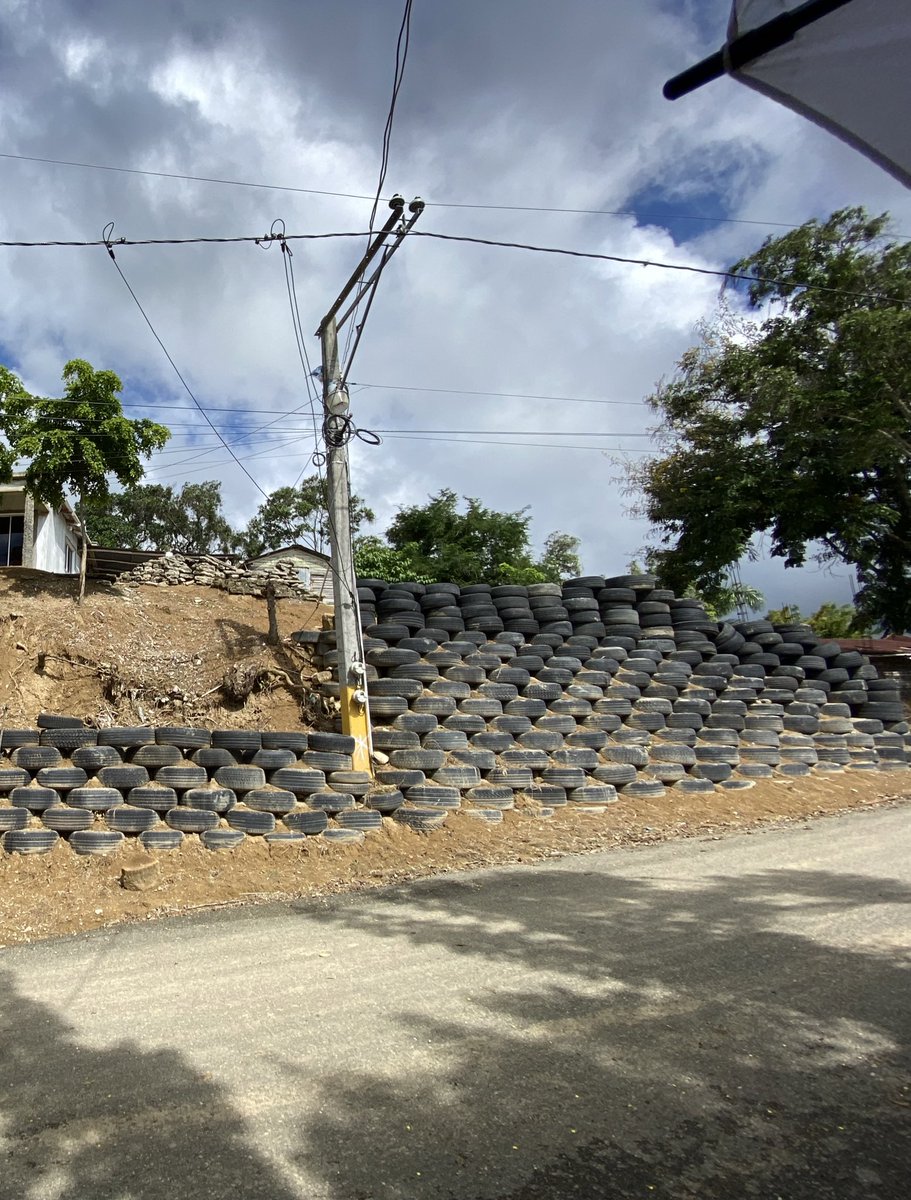 Explorando la creatividad local en Espaillat. 🌍 ¿Te has topado con este muro de contención único? 🏡 ¡Cuéntanos en qué comunidad lo descubriste y forma parte de esta iniciativa por un desarrollo sostenible! 💡🌿 #ReciclajeCreativo #Espaillat #DescubreInnovando #Pedepe