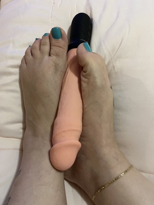 Thick licous milf big boobs big ass hairy pussy playing with her big dildo with her feet go to my onlyfans<a href="/tag/newprofilepic"class="tags"><span>#newprofilepic</span></a>