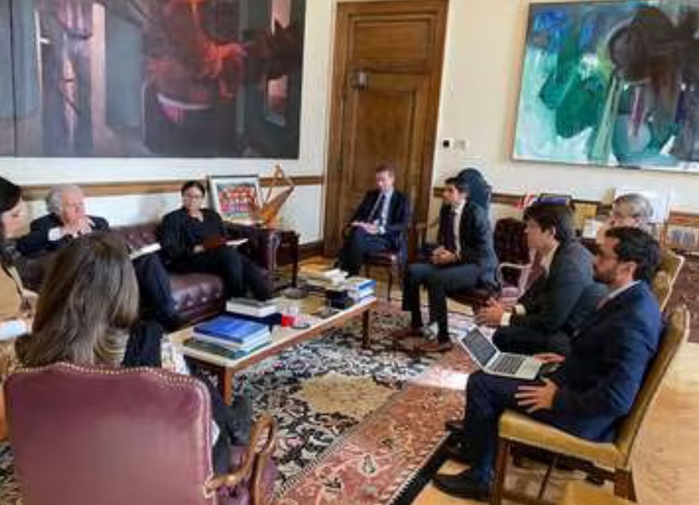 HELIODOPTERO's tweet photo. Uribe mandó a Washington a sus popeyes para tratar de torcer a ⁦@Almagro_OEA2015⁩, así como mandó a los aboganster Lombana y Cadena a torcer a Monsalve. Sabe que apenas llegue una nueva fiscal lo pudrirá en la cárcel. Por eso sabotea la elección en ⁦@CorteSupremaJ⁩ https://t.co/v57r6UyJs6