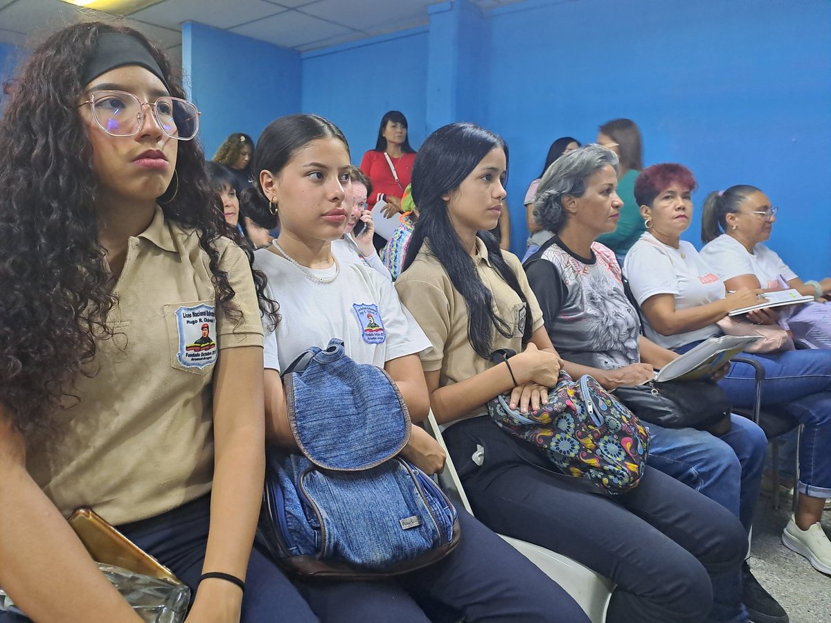 Desde el <a href="/CDCEAragua/">CDCE ARAGUA</a> junto al MBF, <a href="/ObeAragua_/">Obe Aragua</a> , FEVEEM, <a href="/AraguaCnae/">CNAE ARAGUA 2022</a>, maestro/as, administrativos, obreros y estudiantes estamos participando en videoconferencia con la Min. <a href="/_LaAvanzadora/">Yelitze Santaella</a> para la discusión de las 7T
#VivaVenezuela 
<a href="/NicolasMaduro/">Nicolás Maduro</a> 
@MPPEDUCACION 
<a href="/Soykarinacarpio/">Karina Carpio</a>