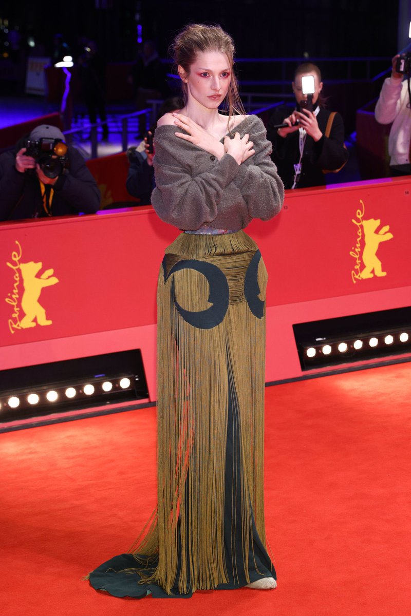 BOTTEGAHOENETA's tweet photo. Hunter Schafer is the first to be spotted in THE Margiela Artisanal couture, styled by Dara. https://t.co/I2O7e8z1uf