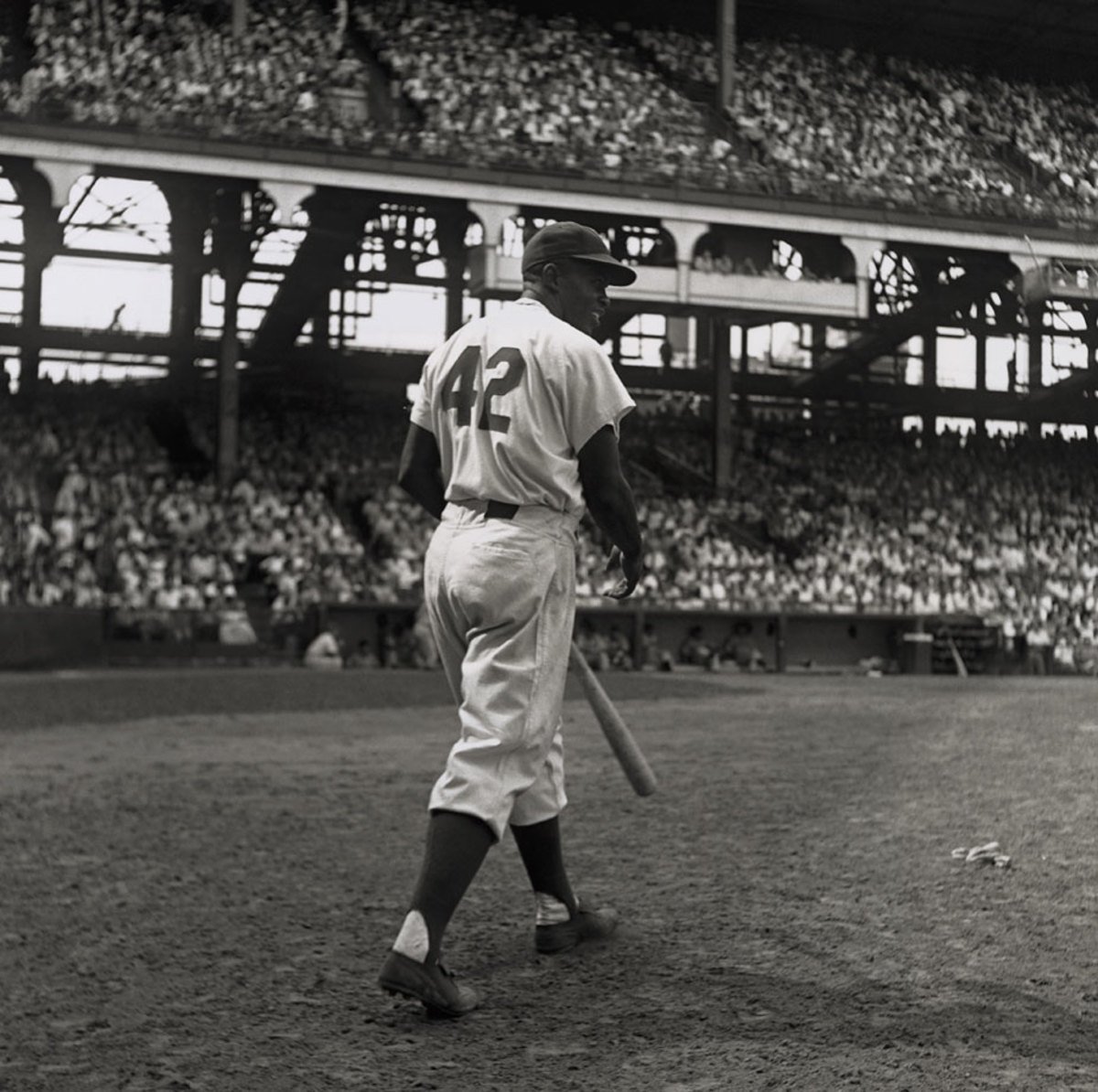 HOF #MLB & legend made his #baseball debut on this day. He was absolutely courageous and was the 1st player to break the color line in major-league History. The debut took place in front of 26,623 fans at Brooklyn #Dodgers Ebbets Field. 4.15.1947 #MLBFunFacts