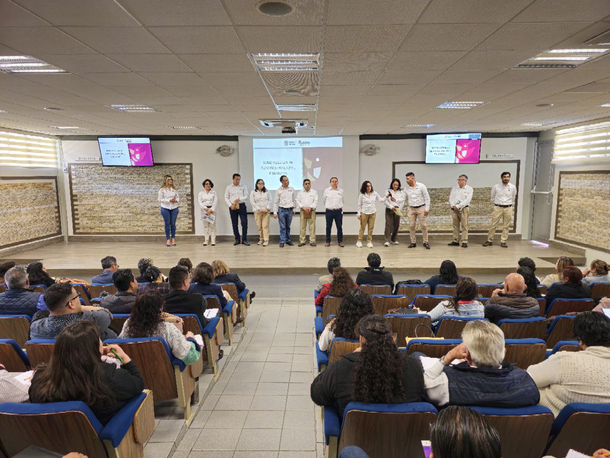 Conalep_Edomex's tweet photo. Nuestra Dir.ª Gral, la Dra. Rocío Serrano B., encabeza reunión de trabajo con jefas y jefes de proyecto de servicios administrativos de los 39 planteles #conalepmex, para la revisión del plan operativo de esta área.

#25AñosApasionadamente
#ApasionadamenteCONALEP
#ElPoderDeServir https://t.co/ADtTmdYb2i