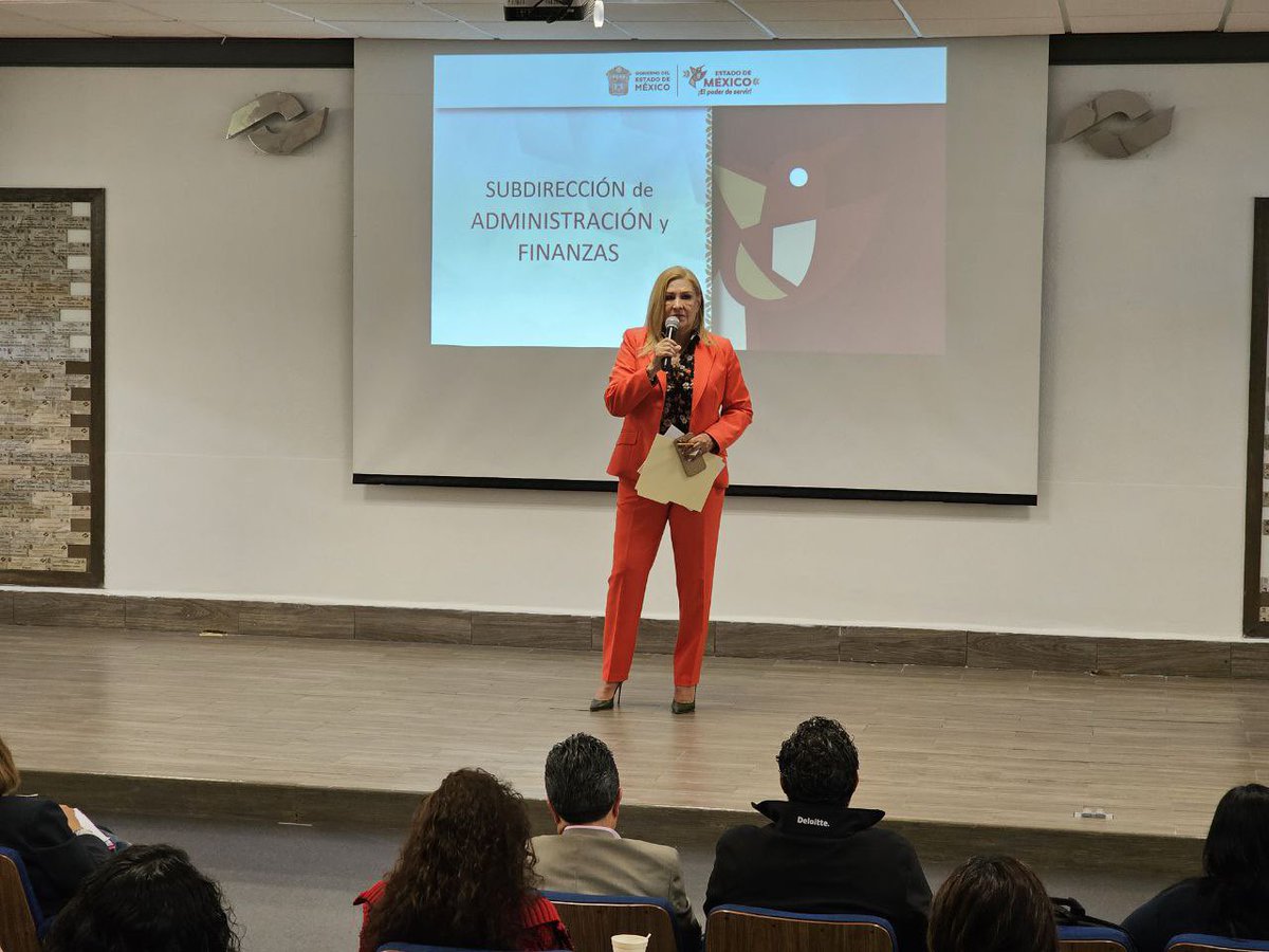 Conalep_Edomex's tweet photo. Nuestra Dir.ª Gral, la Dra. Rocío Serrano B., encabeza reunión de trabajo con jefas y jefes de proyecto de servicios administrativos de los 39 planteles #conalepmex, para la revisión del plan operativo de esta área.

#25AñosApasionadamente
#ApasionadamenteCONALEP
#ElPoderDeServir https://t.co/ADtTmdYb2i