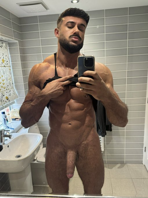 Who wants to be my gym partner?😈 https://t.co/IOtJyLIdLk