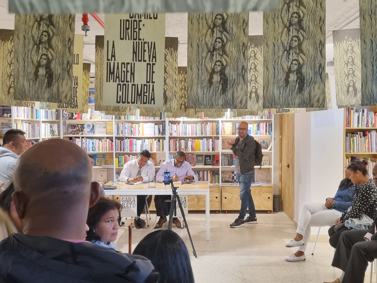 Asprillalibardo's tweet photo. Me enorgullece el creciente número de lectores de nuestro libro: TRAS LAS #HUELLASAFROBOGOTANAS Gracias @garabatolibros Muy enriquecedor el espacio en la Luís Ángel Arango @BancoRepublica https://t.co/41wm8t0r3V