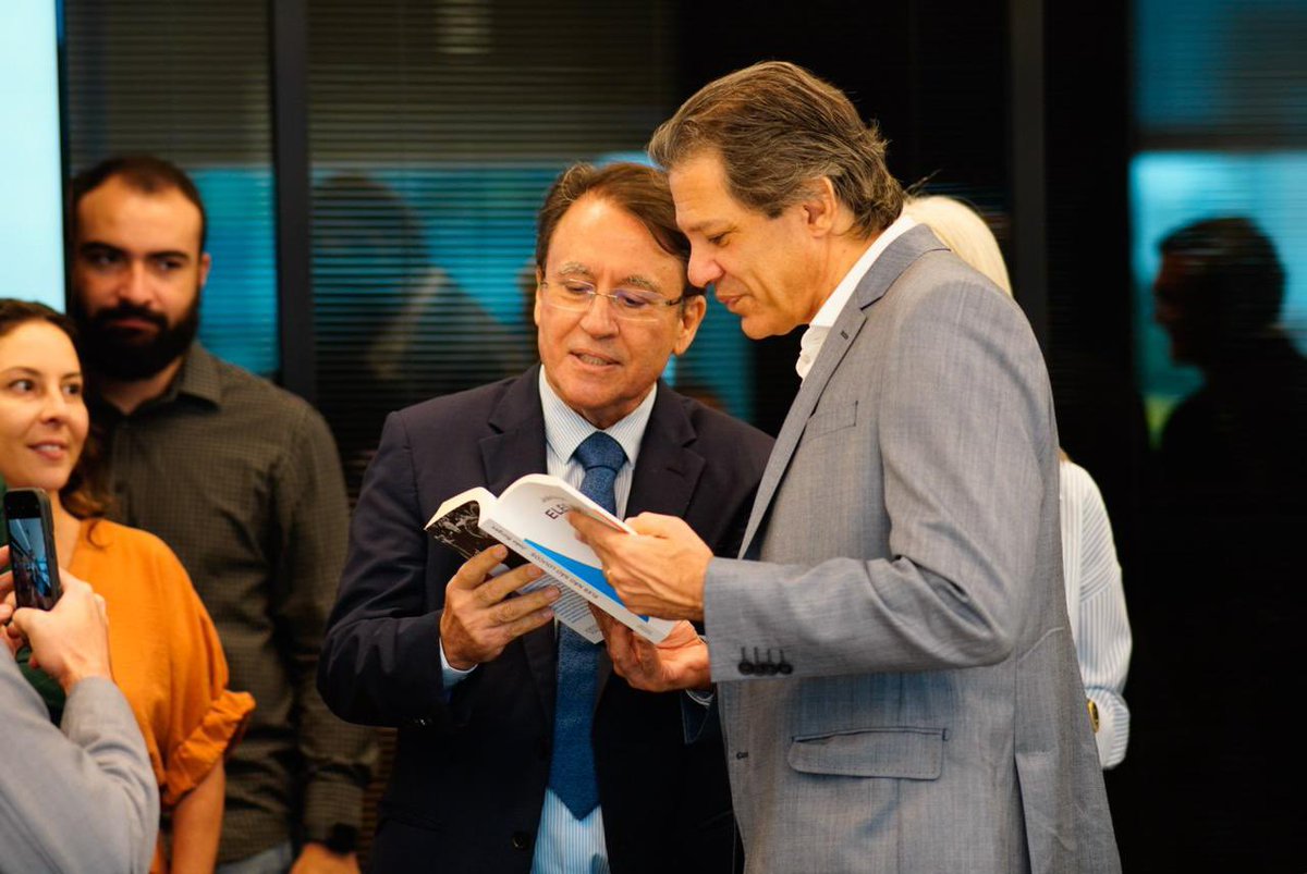 joaoborges's tweet photo. Aproveitei a visita do ministro @Haddad_Fernando para entregar-lhe meu livro: Eles Não São Loucos. https://t.co/sSTtMt8g4k
