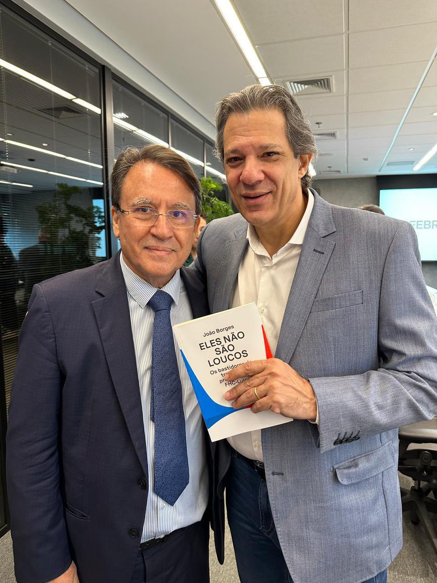 joaoborges's tweet photo. Aproveitei a visita do ministro @Haddad_Fernando para entregar-lhe meu livro: Eles Não São Loucos. https://t.co/sSTtMt8g4k