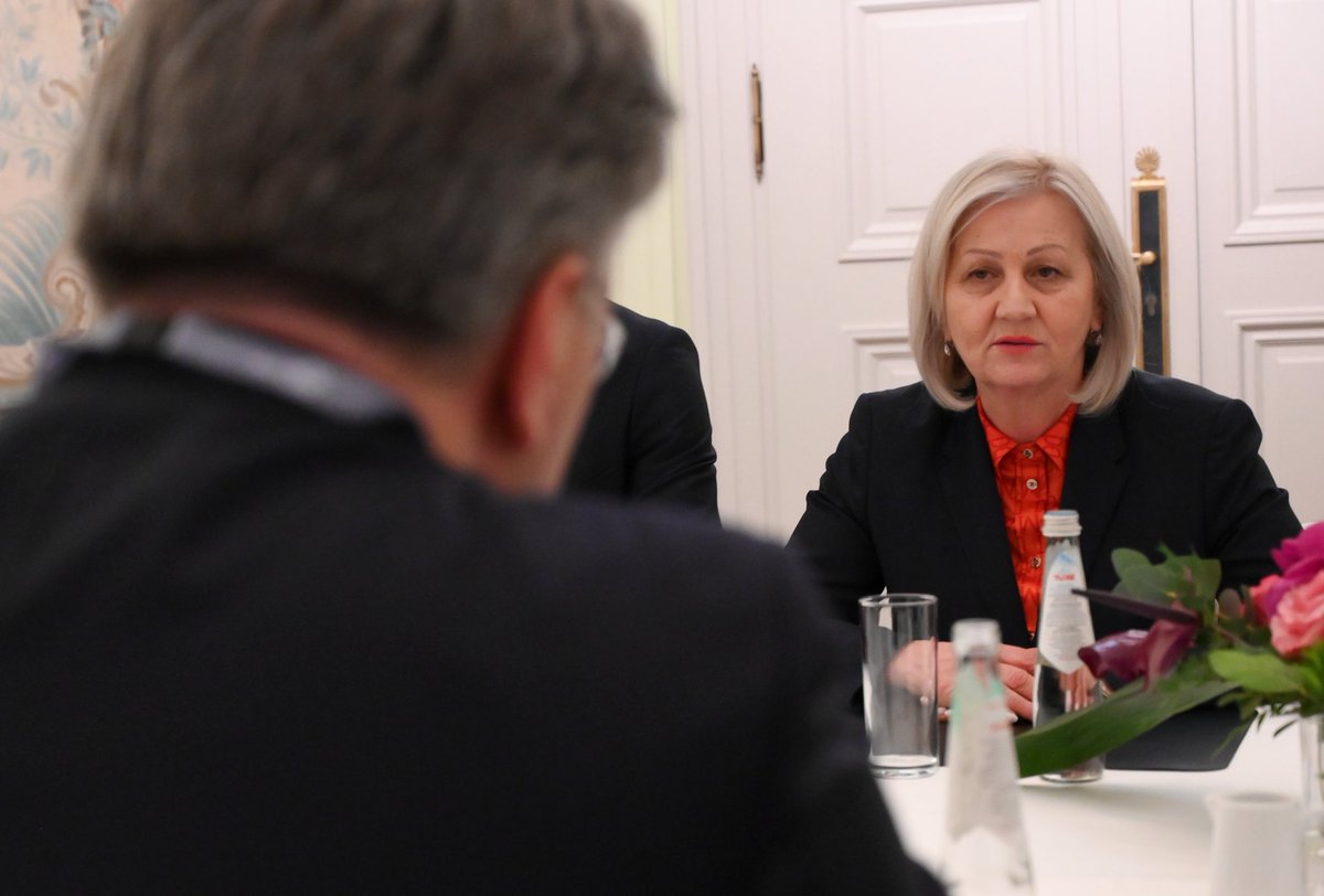 Sastao sam se s predsjedateljicom <a href="/Vijeceministara/">Vijeće ministara BiH</a> <a href="/KristoBorjana/">Borjana Krišto</a> vezano uz napredak BiH u ispunjenju kriterija za otvaranje pristupnih pregovora 🇪🇺. Hrvatska se nastavlja snažno zalagati za europski put BiH! #MSC2024
🇭🇷🇧🇦