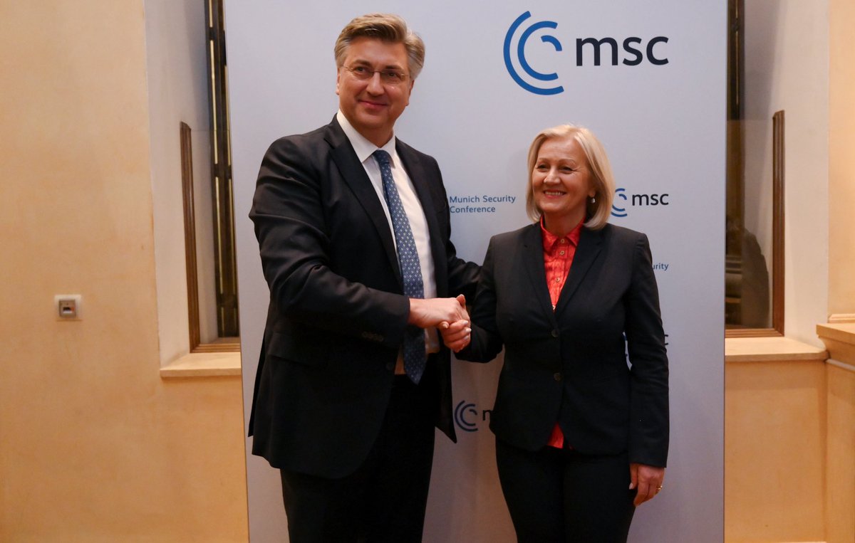 AndrejPlenkovic's tweet photo. Sastao sam se s predsjedateljicom @Vijeceministara @KristoBorjana vezano uz napredak BiH u ispunjenju kriterija za otvaranje pristupnih pregovora 🇪🇺. Hrvatska se nastavlja snažno zalagati za europski put BiH! #MSC2024
🇭🇷🇧🇦 https://t.co/mMOG0g7yTv
