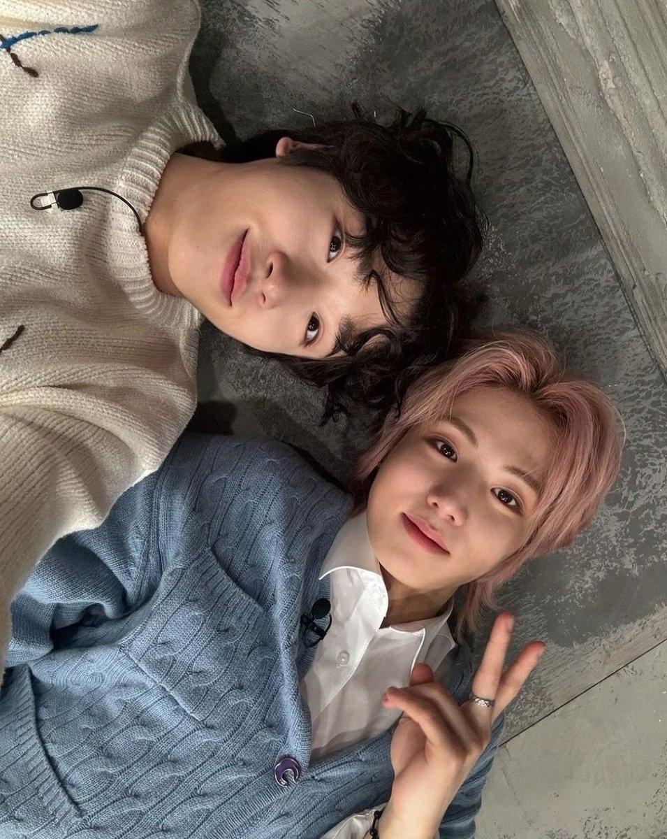 geonuscandy's tweet photo. sometimes I like to believe in destiny and this is one of those time.
geonu and soomin are literally two of the most important people in my life, they really helped me a lot. 
I never expected that one day they could become friends or perform on the same stage. https://t.co/08BzrkttmS
