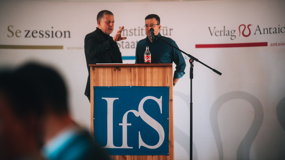 SiNetz's tweet photo. Die #IfS-#Winterakademie ist in vollem Gange.
Nach Vorträgen zur Russischen Geschichte, dem Verhältnis zwischen 🇷🇺Russen und 🇩🇪Deutschen(#Lehnert) ,Russischen Innenansichten (Fomitschew) und einem reichhaltigen Abendessen folgt nun ein Vortrag zu #Lenin.
Beginn in Kürze! https://t.co/1jv9igXOhP
