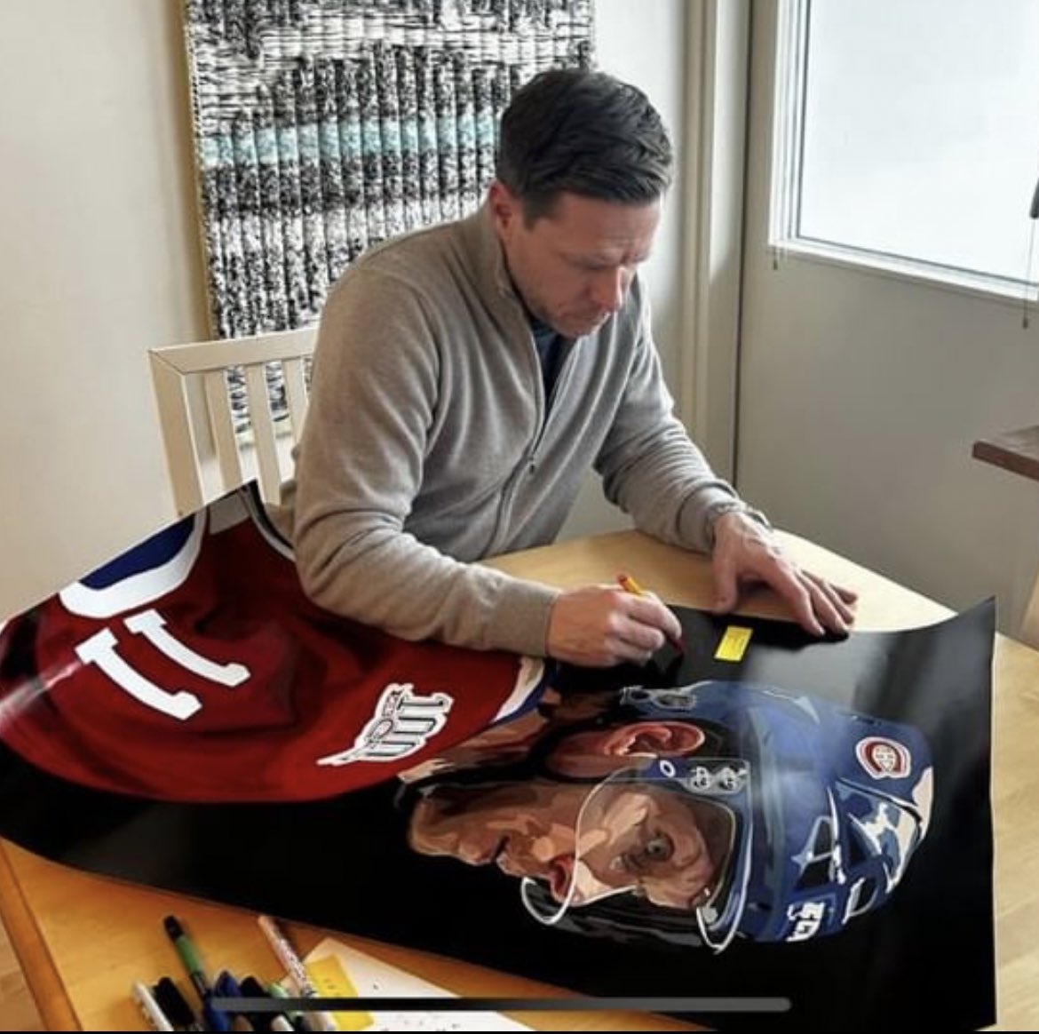 Cool story alert A few years ago I sold a huge Saku Koivu poster to a client. He said he was going to get it signed by Saku during the next available signing Today he sent me a photo of Saku, signing my artwork I’m so jealous, I wish I had one too 🥲 #gohabsgo @CanadiensMTL