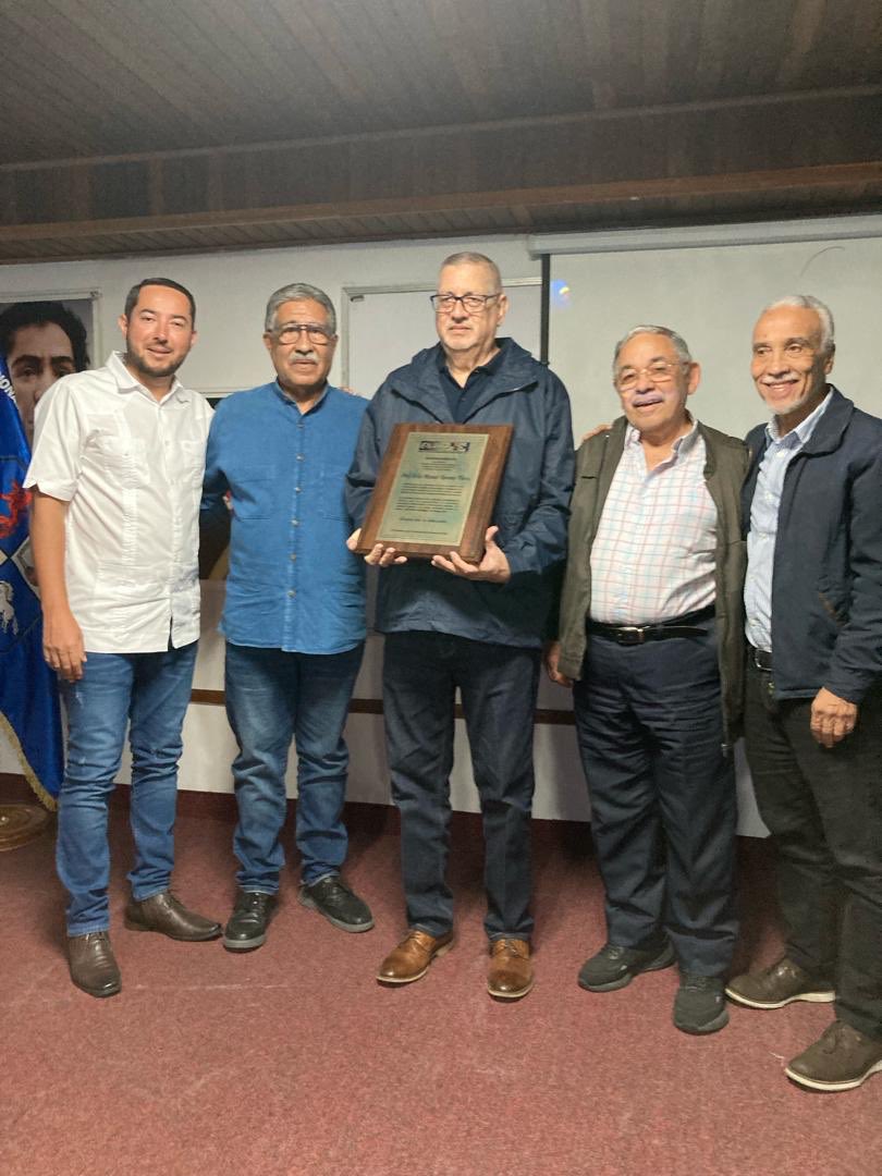 enahpiutoficial's tweet photo. 16Feb. El Consejo Directivo de la Enahp entregó una placa de reconocimiento, en nombre de todos los presentes, al Prof. Naranjo Flore, quien agradeció por la realización de este encuentro por sus 10 Años de gestión #VivaVenezuela @MinEcoFinanzas @delcyrodriguezv https://t.co/yJ32nAdlAP
