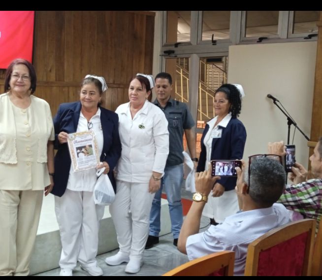 Expresa la Dra Bárbara Daudinot directora general de salud en el balance 2023 que el personal de enfermería es el corazón de nuestro sistema de salud.
#LaEnfermeriaPorLaSaludPinera
#PorLaSaludDelPueblo 
#SentirPinero