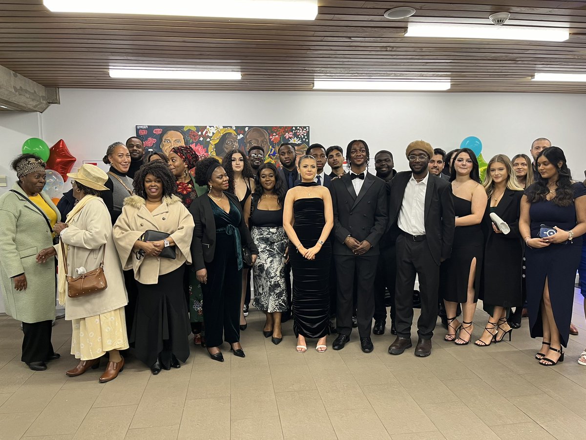 Proud to attend the unveiling of a mural commemorating the Windrush Generation @uniofleicester campus tonight. It was commissioned by @LawLeicester students, who have been providing free legal advice to eligible Leicester residents to apply for the Windrush Compensation Scheme.