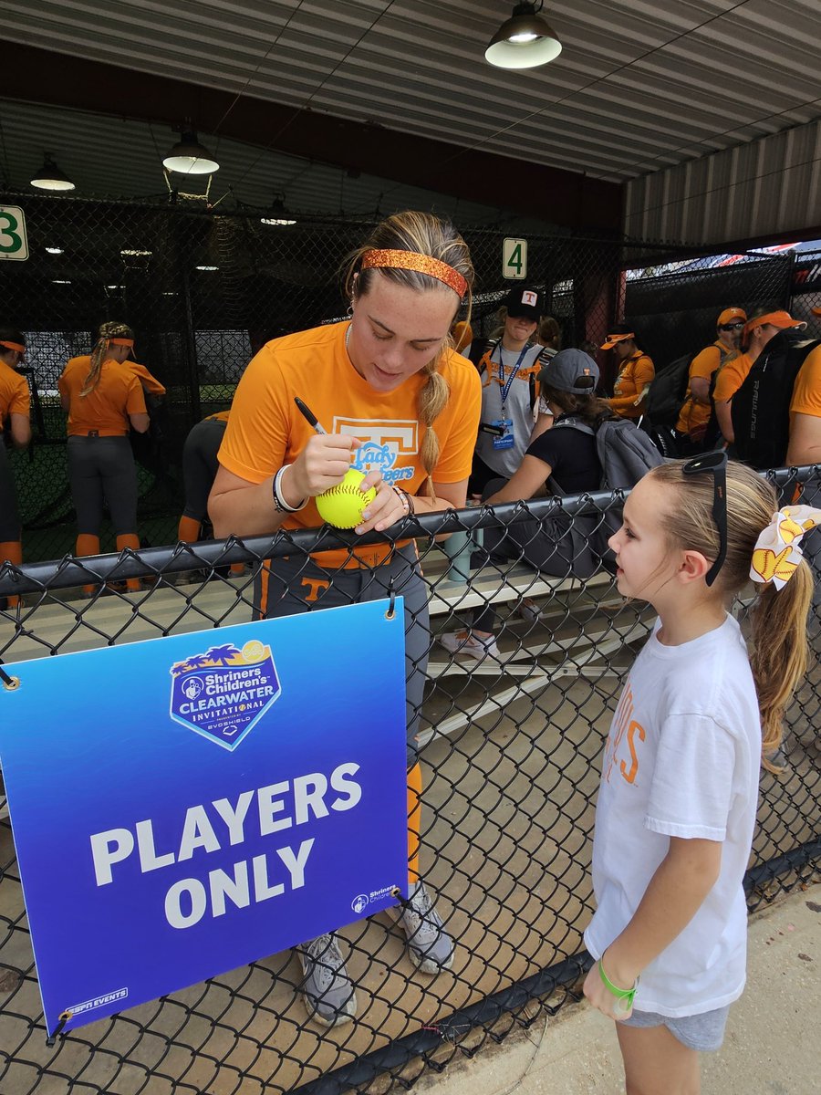 Meeting some of my heroes before they put it on Stanford!! Let's go!!! 🧡🤍🧡🤍 <a href="/ryewhite07/">Ryleigh White</a> <a href="/PickensKarlyn/">Karlyn Pickens</a> <a href="/pgott33/">Payton Gottshall ♡</a>