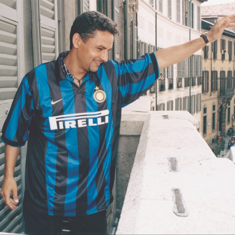 Inter's tweet photo. Due stagioni in ⚫🔵 ma quante giocate fantastiche 🤩

Tanti auguri Divin Codino 🎂🎉
#ForzaInter