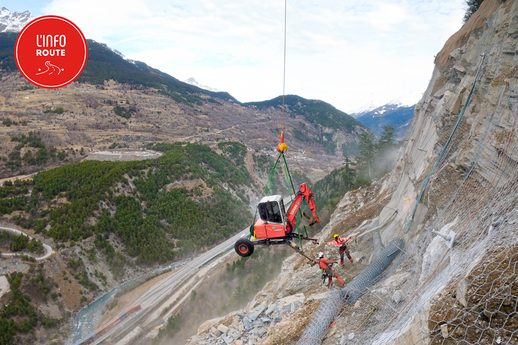 SavoieDepart's tweet photo. 🚧 #LaPraz 
🚁  Nouvelle étape : Arrivée de 3 pelles araignées sur la nouvelle plateforme aménagée en #falaise, pour #purger mécaniquement une bande d’environ 80 m de longueur sur 25 m de hauteur. 

Plus d'infos 👉 https://t.co/3ihKG0RJcT 

📸 https://t.co/m67SA7RHfz https://t.co/ESZs0tgfPw