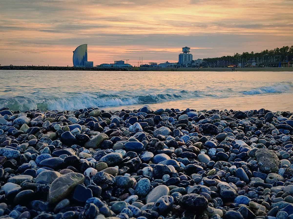 kimou_photos's tweet photo. #barcelona🇪🇸 #barcelonaespaña ##seaview #sunset #sunsetview #barcelonacity #barcelonasea #seastones #platjadebarcelona #spain🇪🇸 #españa🇪🇸 #landscapephotography #seabeauty🌊 https://t.co/053bHFaBWh