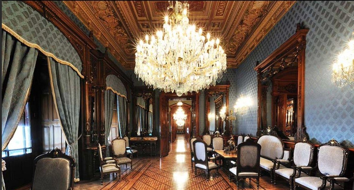 <a href="/IcazaMara/">María Eugenia Icaza</a> Fue una medida populista para incitar el morbo del mexicano: "¡mira con qué lujo vivían!".
Para muchos aquello es un palacio nunca visto (izq). Para otros, yo entre ellos, no pasa de ser una casona fría y fea. Palacio, lo que se dice palacio, Palacio Nacional (der).
Devuélvanlo.