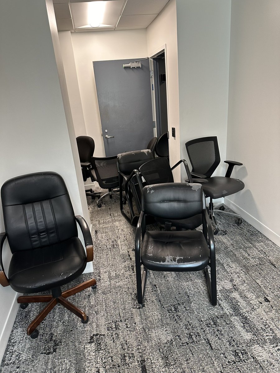 CincoDeMino's tweet photo. #ChairDay https://t.co/rt8mkr0DSX