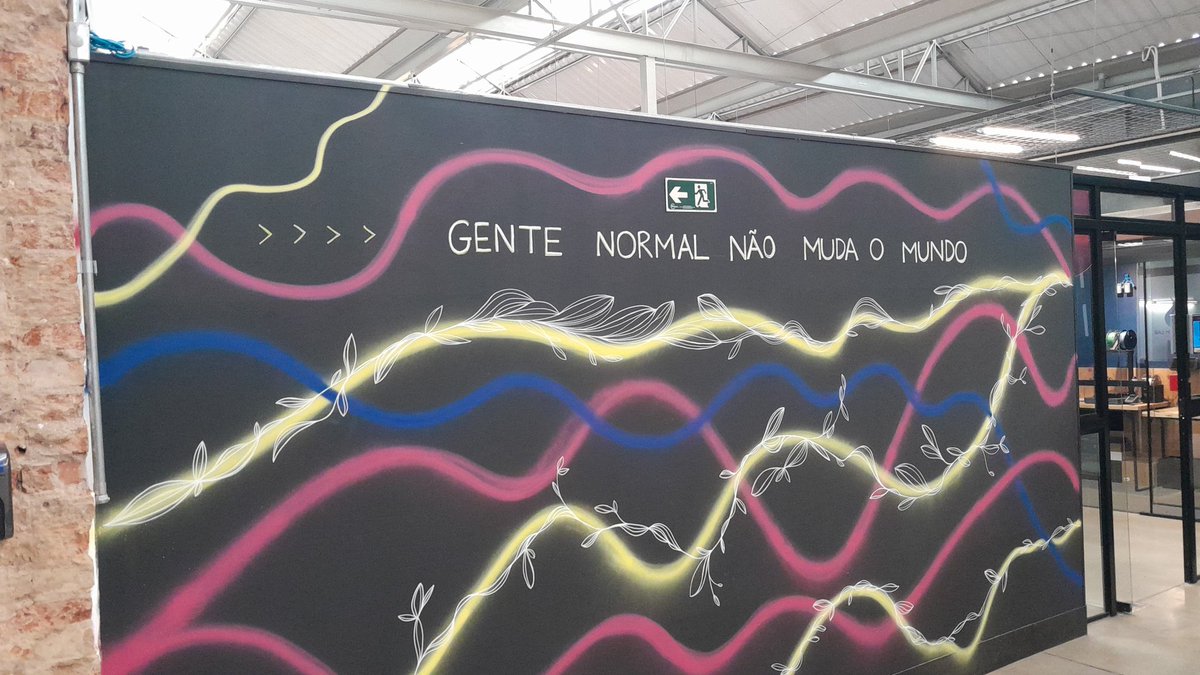 robsoncezarlima's tweet photo. Ontem tive a oportunidade de conhecer esse "projeto", que já é real, @onovolab em São Carlos, dentre muitas coisas que vi, essa parede me conectou, "Gente normal, não muda o mundo!" Espaço incrível, pena que na capital SP ainda não tenha, mas já estou fazendo parte da comunidade. https://t.co/q6fDuRekcq