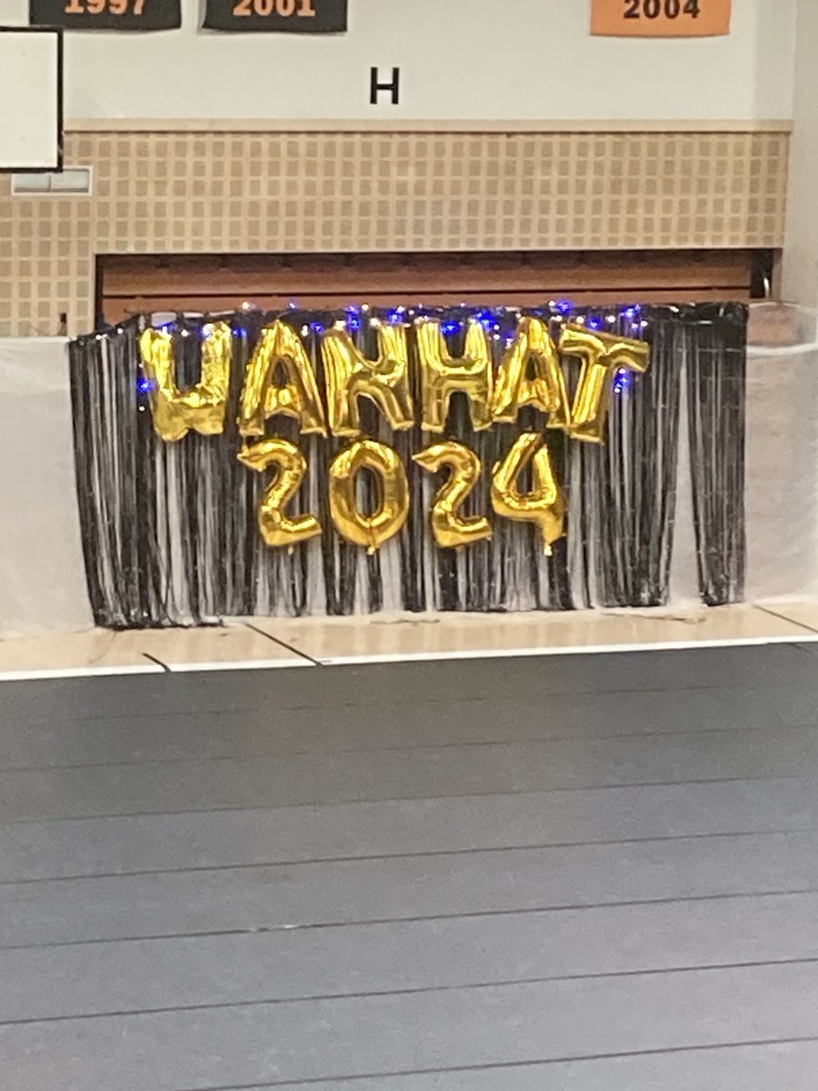 Perinteiset ⁦Raision⁩ lukion vanhojen tanssit😊 Ilo oli nähdä hyvin harjoitelleiden nuorten tanssiesityksiä👍 Isän vanha hää- ym. frakkikin pääsi tuulettumaan kuopuksen päällä parketille😊 #perinteet #tanssi #raisio