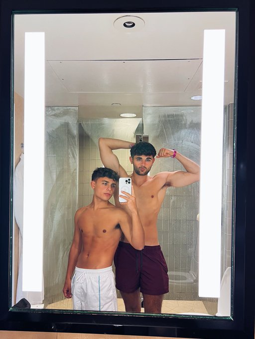 Our DMs are now open! RT this post and come say hi 👋🏻👀 https://t.co/QemZa0eWVQ