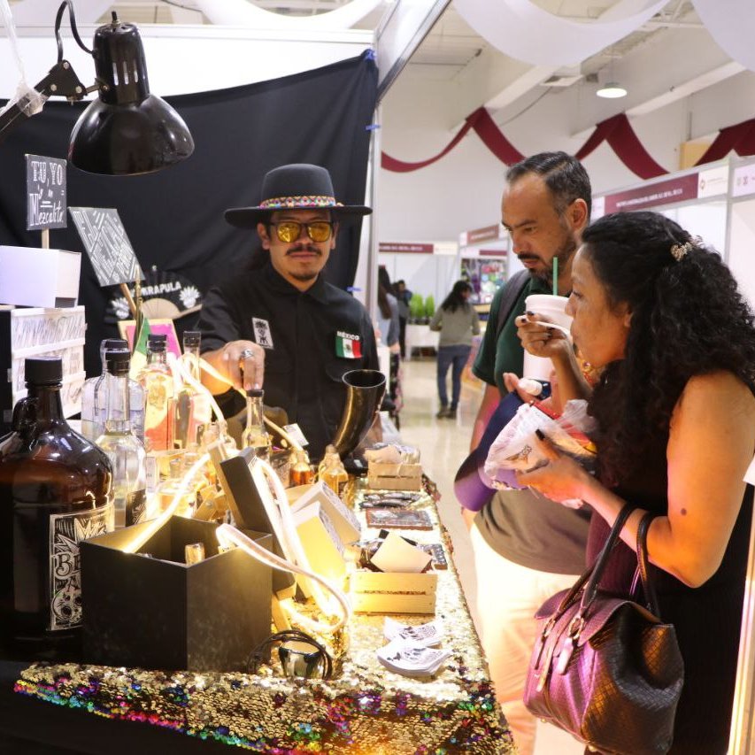 Luis_diazdeleon's tweet photo. #ConsumeLocal, ven a la #ExpoCooperativas y compra productos artesanales, de esta forma estarás apoyando a diversos productores mexicanos y a sus familias.
✅Las cooperativas que se presentaron a este evento, forman parte de la #RedDeCooperativas de @TrabajoCDMX.
#TrabajoEnLaCiudad #GobiernoConAcentoSocial @GobCDMX @TrabajoCDMX @SneCdmx @CCLCDMX @icat_cdmx