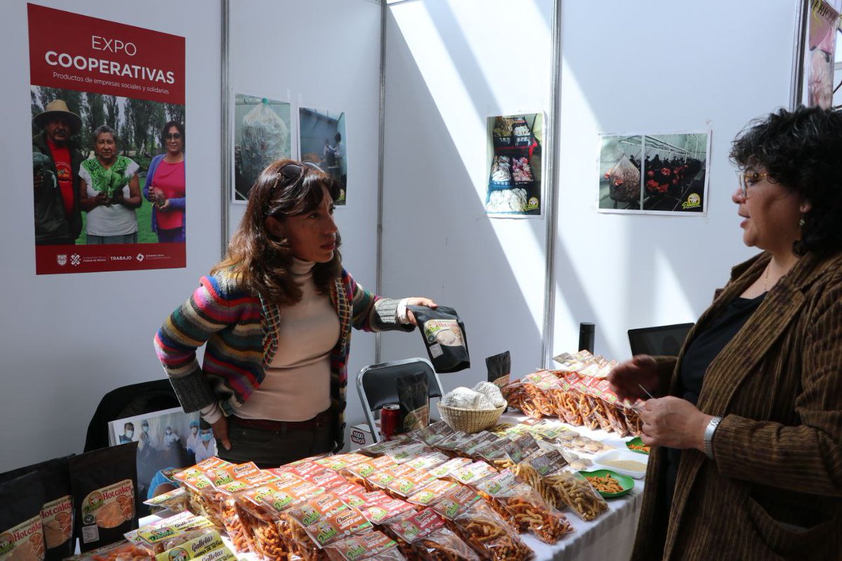 Luis_diazdeleon's tweet photo. #ConsumeLocal, ven a la #ExpoCooperativas y compra productos artesanales, de esta forma estarás apoyando a diversos productores mexicanos y a sus familias.
✅Las cooperativas que se presentaron a este evento, forman parte de la #RedDeCooperativas de @TrabajoCDMX.
#TrabajoEnLaCiudad #GobiernoConAcentoSocial @GobCDMX @TrabajoCDMX @SneCdmx @CCLCDMX @icat_cdmx