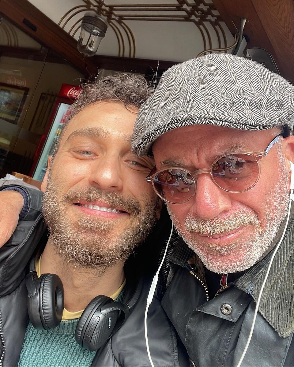 “Kendi kuşağının en iyi en saygılı aktörlerindendir. Sahneye de perdeye de ekrana da hayata da çok yakışır.”

#SeçkinÖzdemir