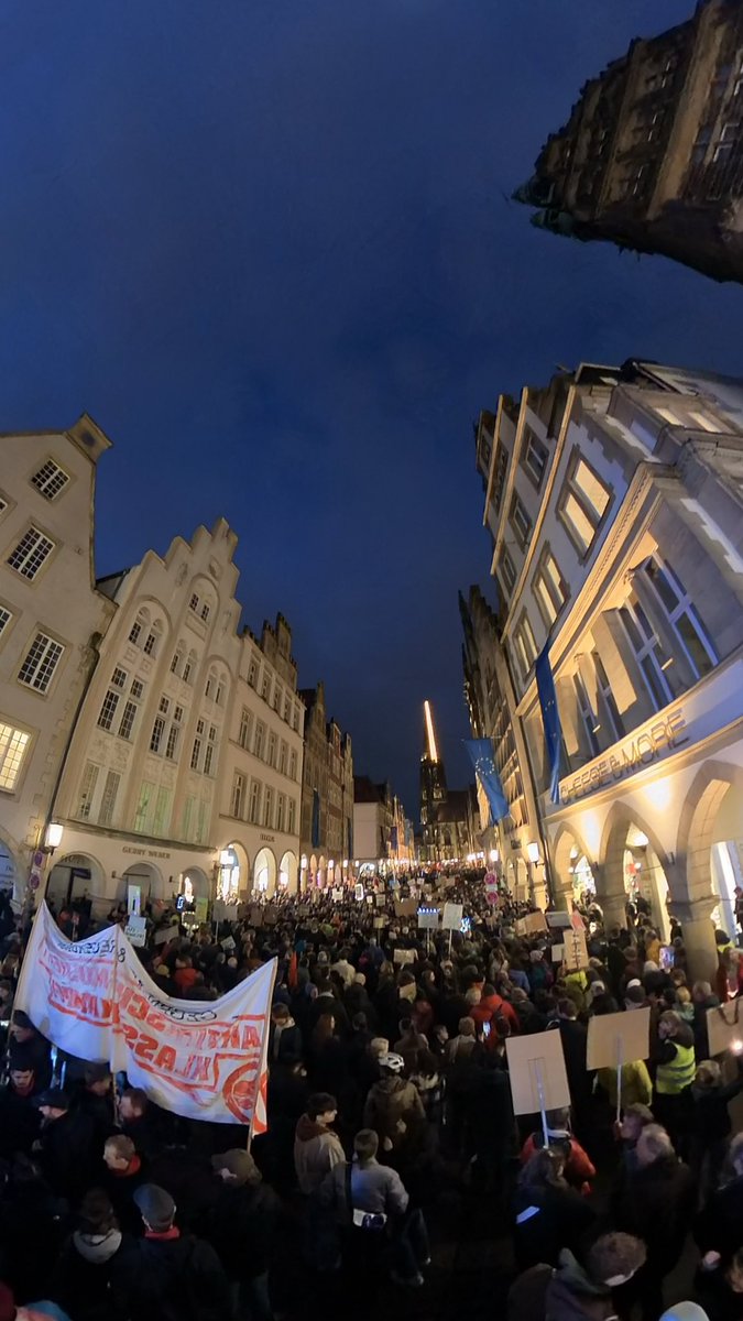 #Selfexplaining - über
30.000 in der Innenstadt - <a href="/ms_keinenmeter/">Bündnis "Keinen Meter den Nazis" Münster</a> ! 🫶 #Münster