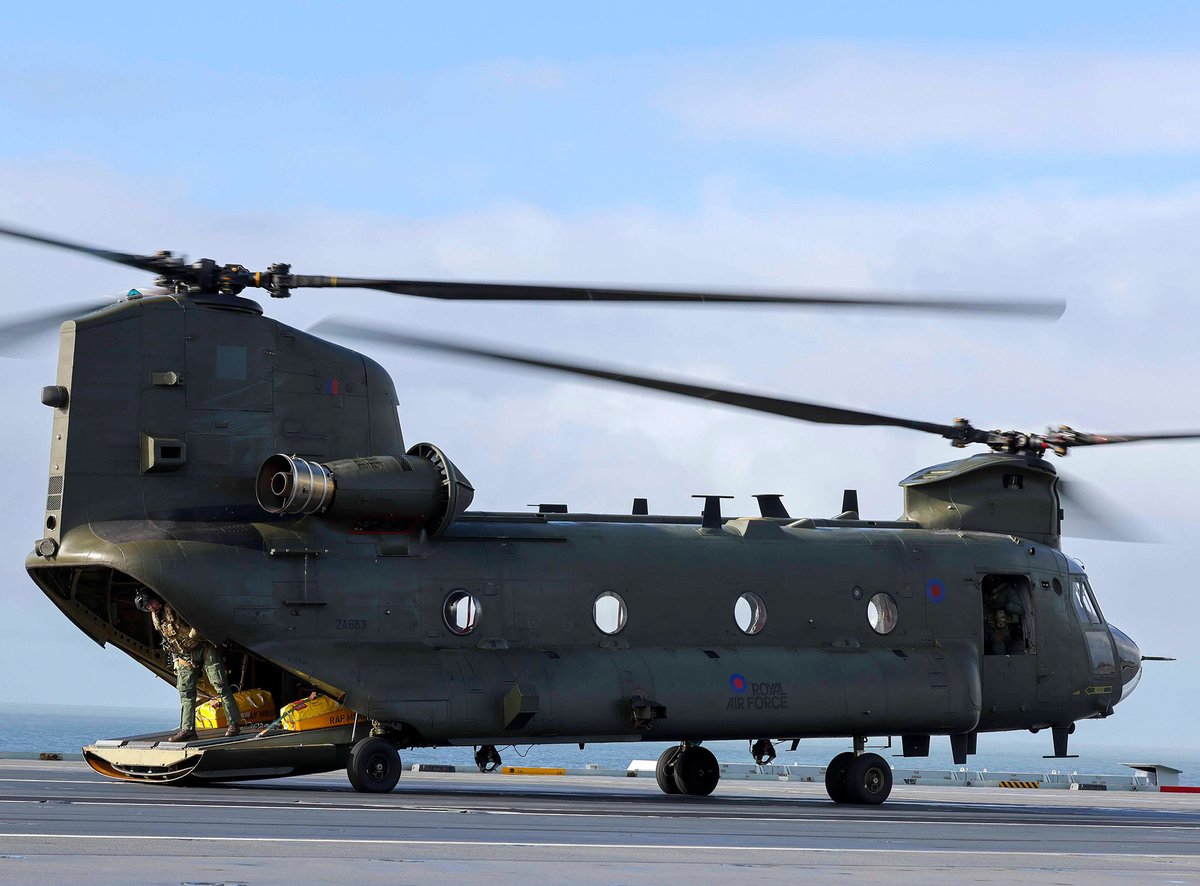 NavyLookout's tweet photo. More interesting than embarking in Portsmouth...

RAF Chinook delivers engineers and support staff of 617 Squadron to @HMSPWLS in preparation for receiving F-35 Jets.

#SteadfastDefender24 

Via @COMUKCSG https://t.co/mgDRG3laGP
