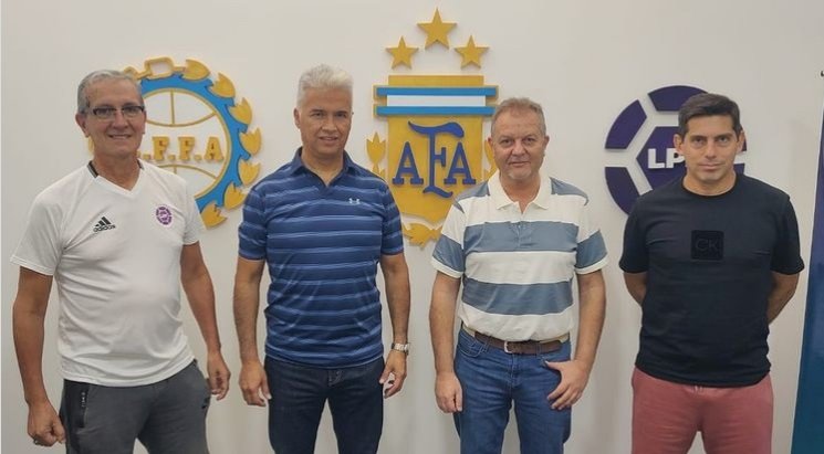 ℹ️ #Institucional | Gustavo Lechner, nuevo instructor de árbitros de la #LigaParanaense, habló tras conocer a los colegiados y destacó: "Hay un grupo joven y homogéneo". 

La palabra del ex árbitro rosarino 
lpfparana.com.ar/inicio/pocas-l…